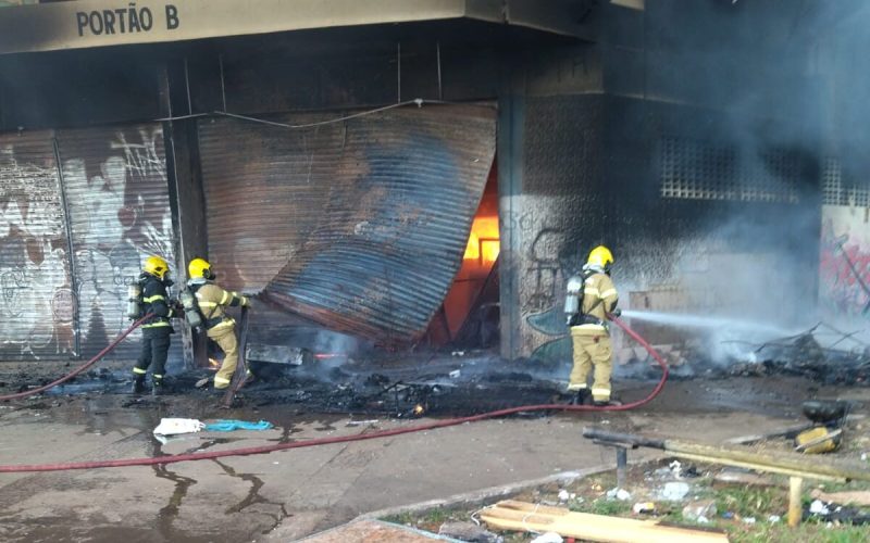Fogo destrói parte de ginásio em Goiânia; investigação aponta possível causa criminosa