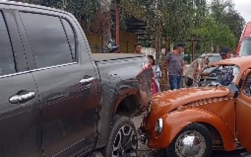 Duas pessoas ficam feridas em acidente entre carros em Senador Canedo