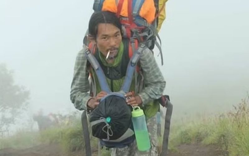 Herói do Rinjani: Alpinista passa madrugada segurando corpo de brasileira em penhasco até resgate