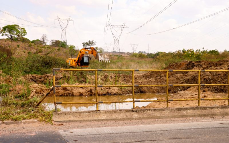 Prefeitura de Senador Canedo inicia obra de desassoreamento em ponte no Jardim das Oliveiras