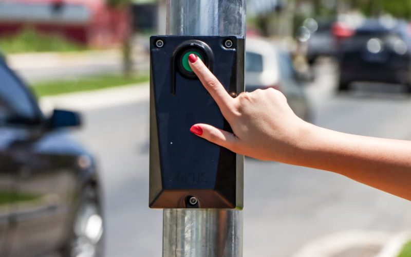 Senador Canedo ganha novos sinaleiros com botoeiras na Avenida Dom Emanuel, reforçando segurança no trânsito