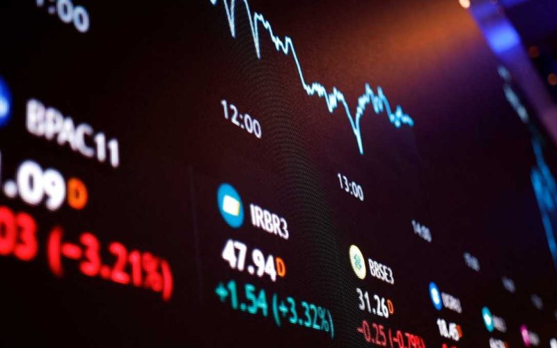 Ibovespa bate recorde histórico e fecha acima de 159 mil pontos mesmo com queda da Petrobras