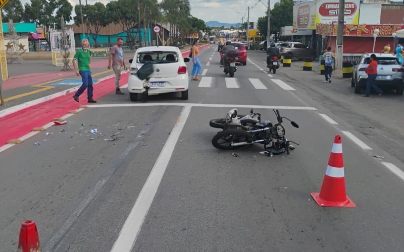 Colisão na Praça Criativa Central: Motociclista Fica Ferido Após Bater em Veículo Parado