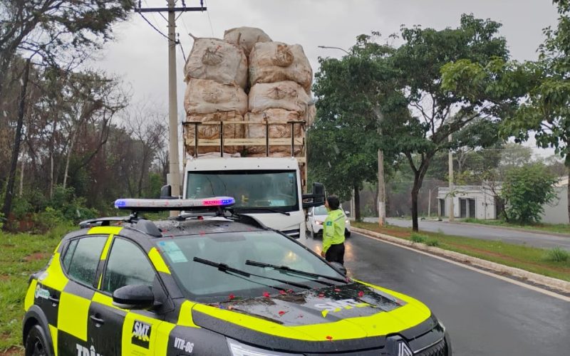 SMT flagra veículo transportando carga acima da altura permitida em Senador Canedo