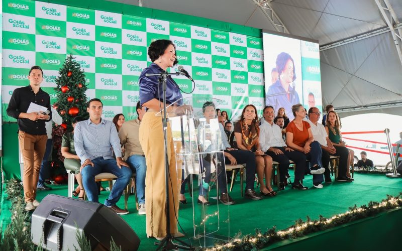 Simone Assis representa primeiras-damas goianas em entrega de veículos para fortalecer Cras e Creas