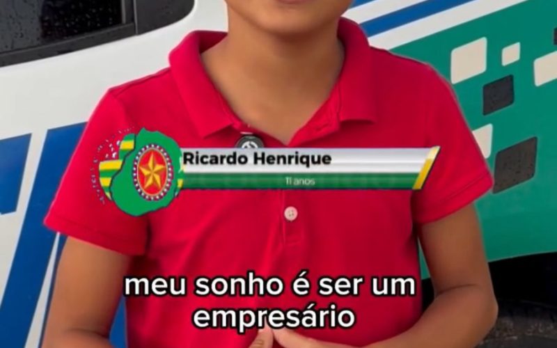 Menino vendia balas para ajudar a família e ganha apoio da Polícia Militar