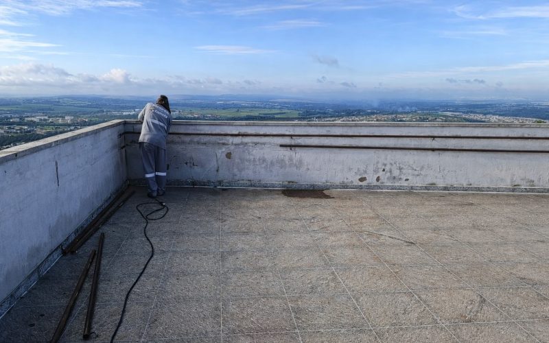 SEINFRA realiza reparo em corrimão e reforça segurança no Morro Santo Antônio