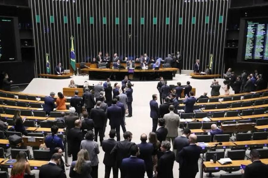 Câmara deve votar PEC que propõe fim da escala 6×1