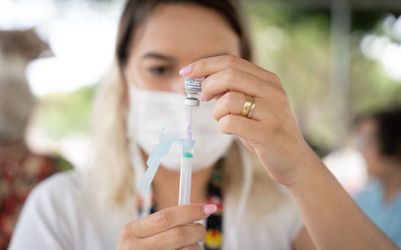 Goiás recebe mais de 21 mil doses de vacina contra a covid-19 e reforça campanha de imunização
