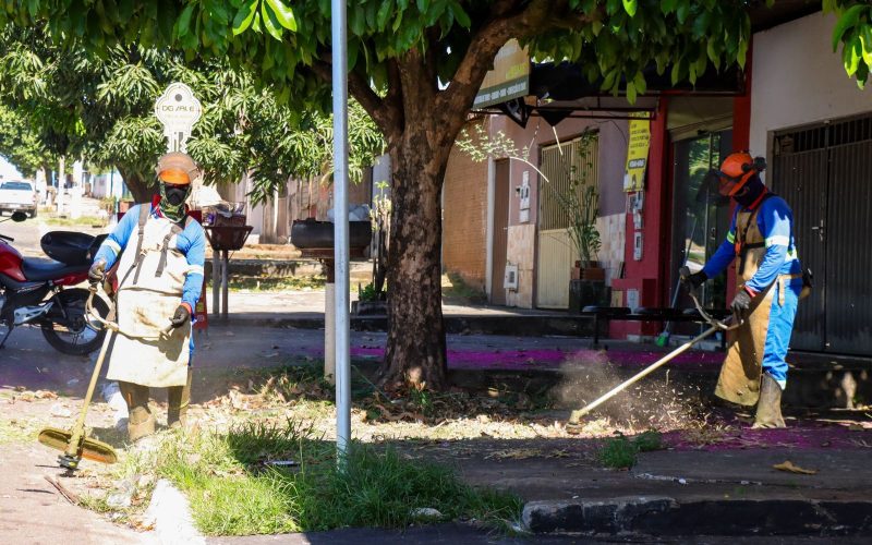 Roçagem nas margens de vias reforça limpeza urbana na Vila Galvão