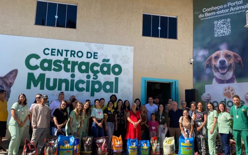 Senador Canedo realiza doação de 1 tonelada de ração para protetores de animais