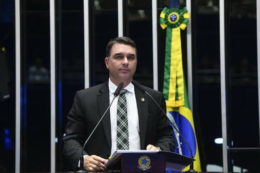 Flávio Bolsonaro defende redução da maioridade penal para 14 anos