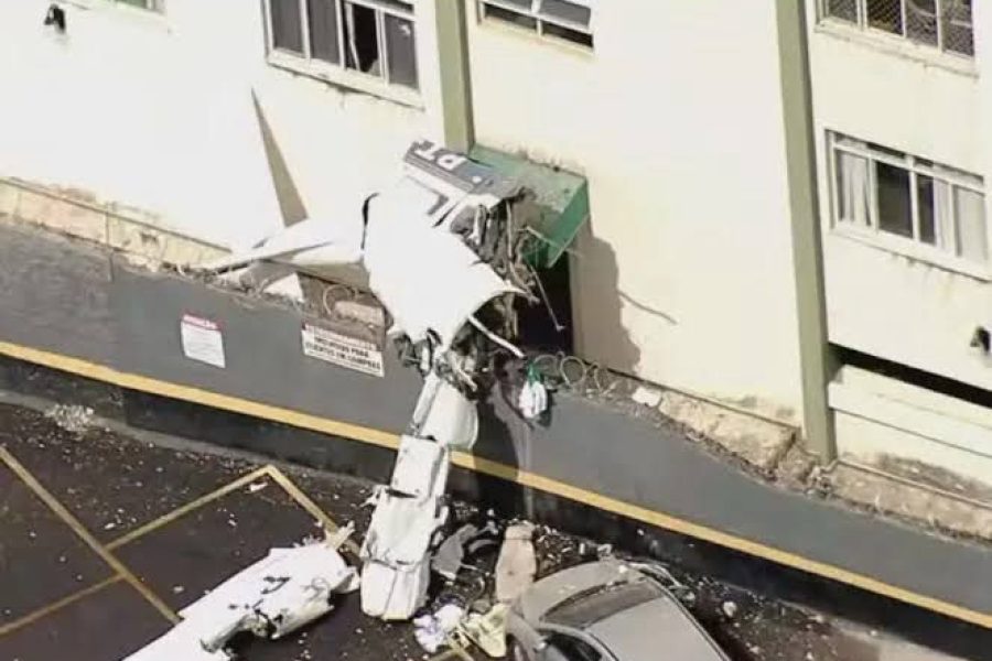 Avião que caiu em Belo Horizonte deixa dois mortos e três feridos graves