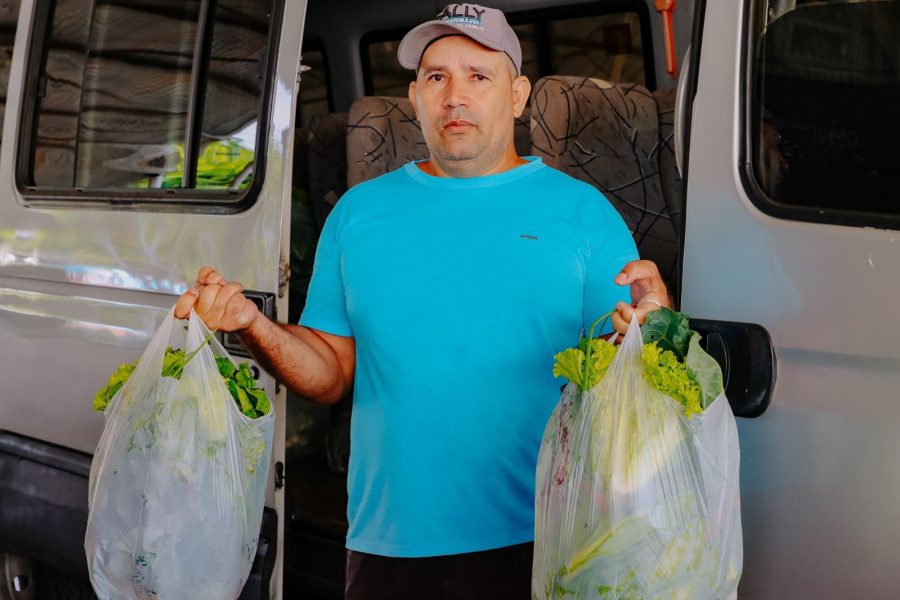 Senador Canedo distribui hortaliças do Projeto Horta Municipal para famílias da Vila Galvão