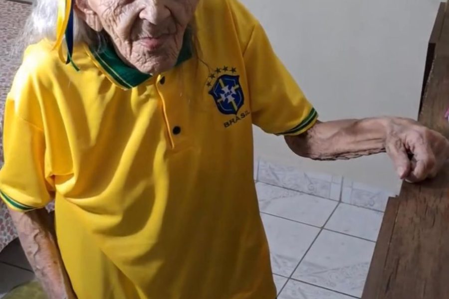 COM 104 ANOS, DONA MARIA ENCANTA WEB AO SE ARRUMAR PARA ASSISTIR JOGO DA SELEÇÃO BRASILEIRA