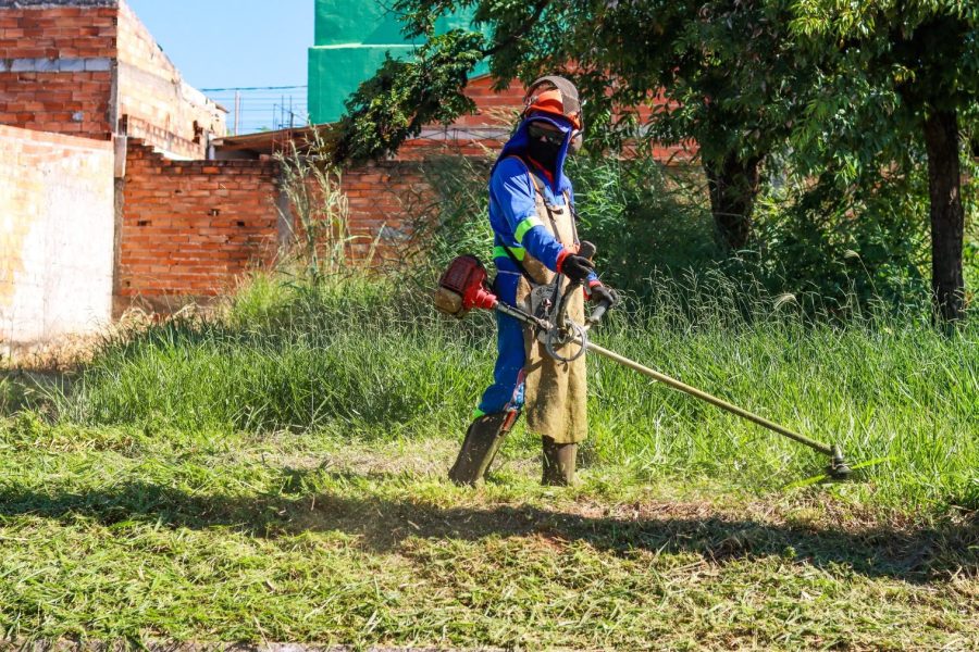 Roçagem e capina avançam em bairros e avenidas de Senador Canedo