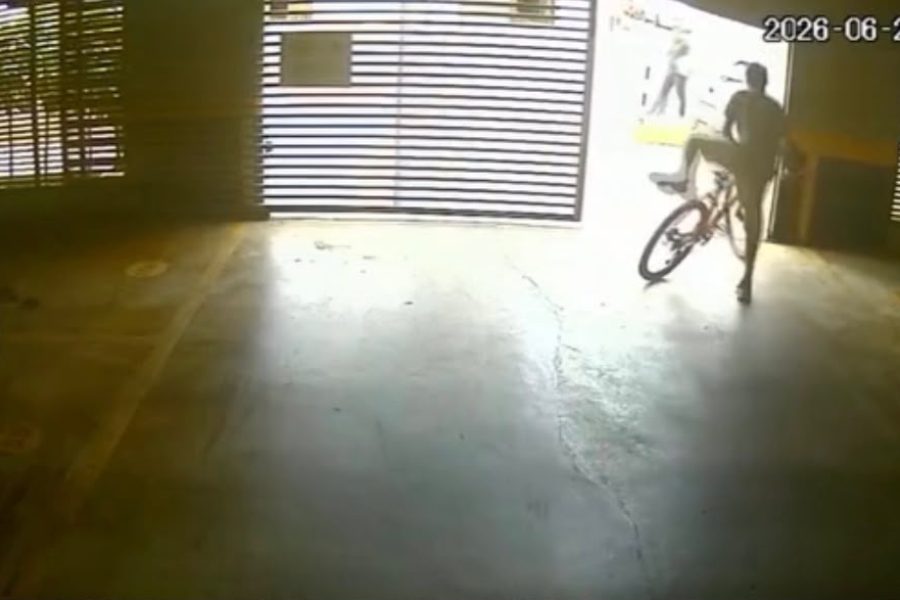 Homem invade condomínio e furta bicicleta após observar movimentação em Goiânia