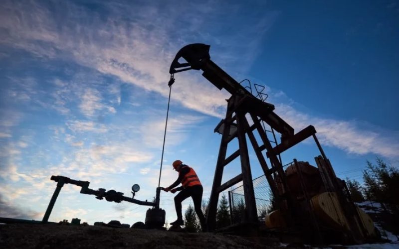 Tensões entre Israel e Irã fazem petróleo disparar e abalam bolsas dos EUA; mercado teme impacto no Estreito de Ormuz