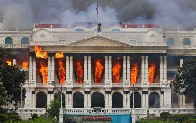 Protestos no Nepal deixam país em colapso e atingem esposa de ex-primeiro-ministro