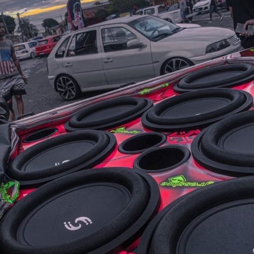 Caiado sanciona lei que regulamenta o uso de som automotivo em Goiás