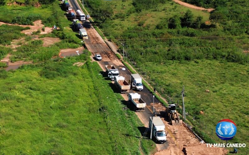 Acidente com tombamento de caminhão interdita via no setor Jardim das Oliveiras em Senador Canedo