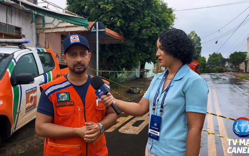 Forte chuva em Senador Canedo provoca queda de árvore e poste de energia.