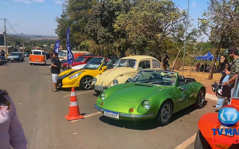 Relíquias sobre rodas encantam Senador Canedo em encontro no Parque Boa Vista