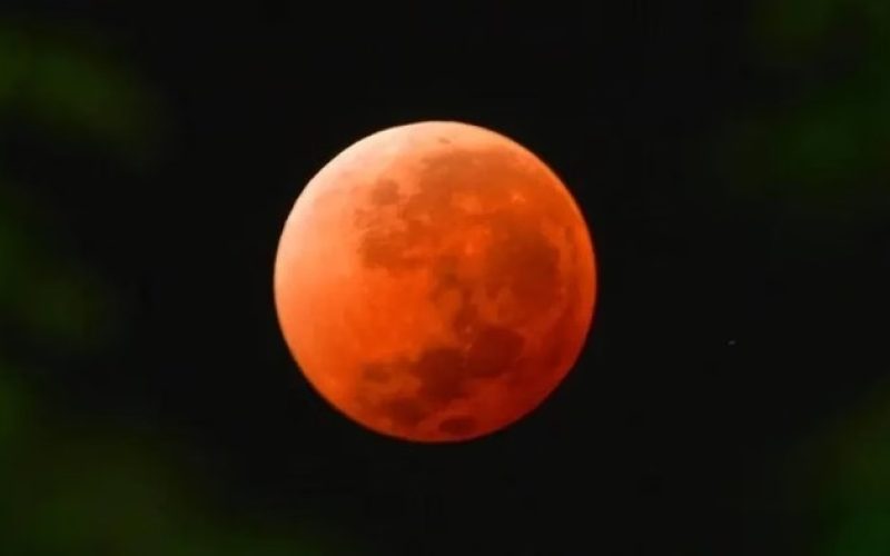 Lua de Sangue ilumina o céu na madrugada desta sexta e poderá ser vista em todo o Brasil