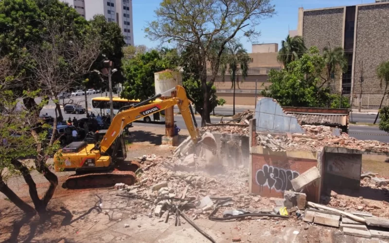 Prefeitura de Goiânia começa a demolir estruturas abandonadas para combater criminalidade