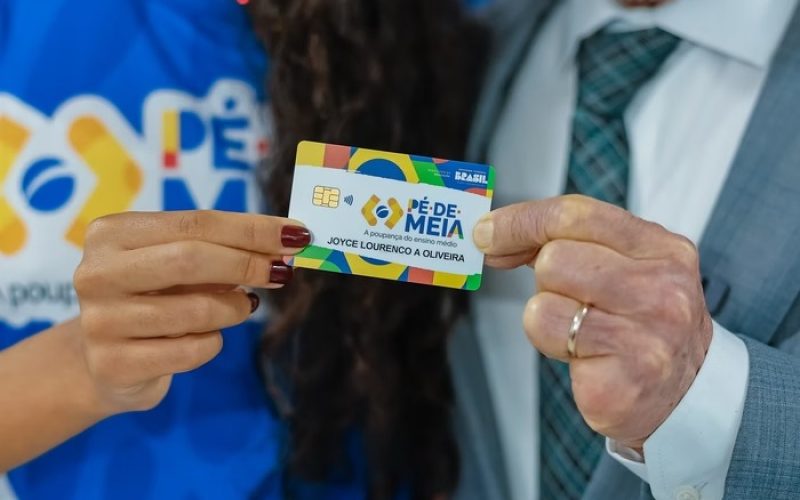 Estudantes da rede pública começam a receber R$ 200 do programa Pé-de-Meia 2025 a partir desta quarta