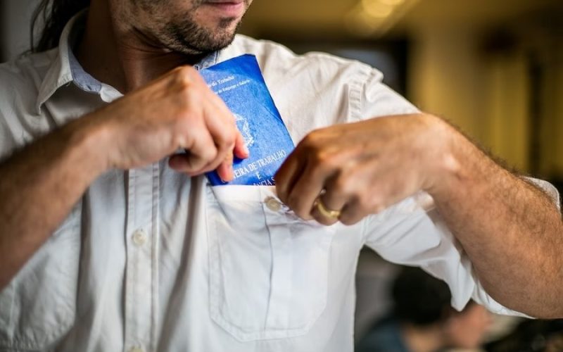 Trabalhadores CLT recebem abono salarial PIS/Pasep; veja quem tem direito e calendário de pagamento