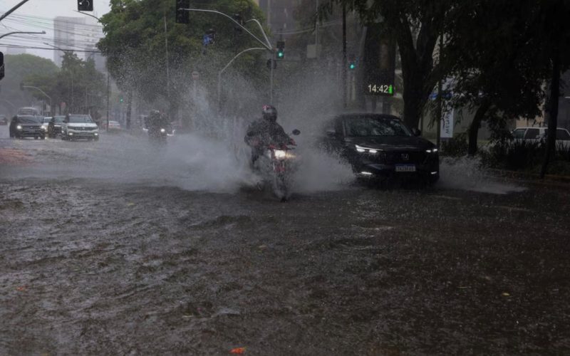Cimehgo alerta 188 municípios de Goiás para temporais com chuvas intensas, ventos fortes e risco de alagamentos