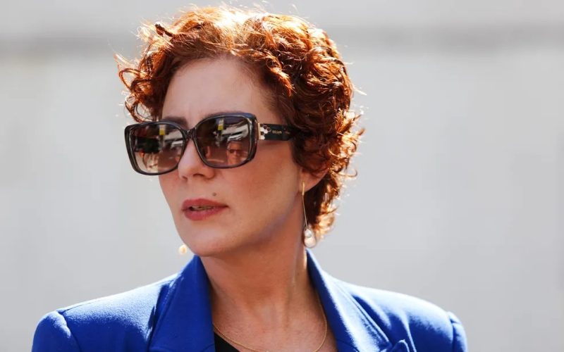 Julgamento no STF discute se deputada Carla Zambelli (PL-SP) será condenada ou não por porte ilegal de arma.