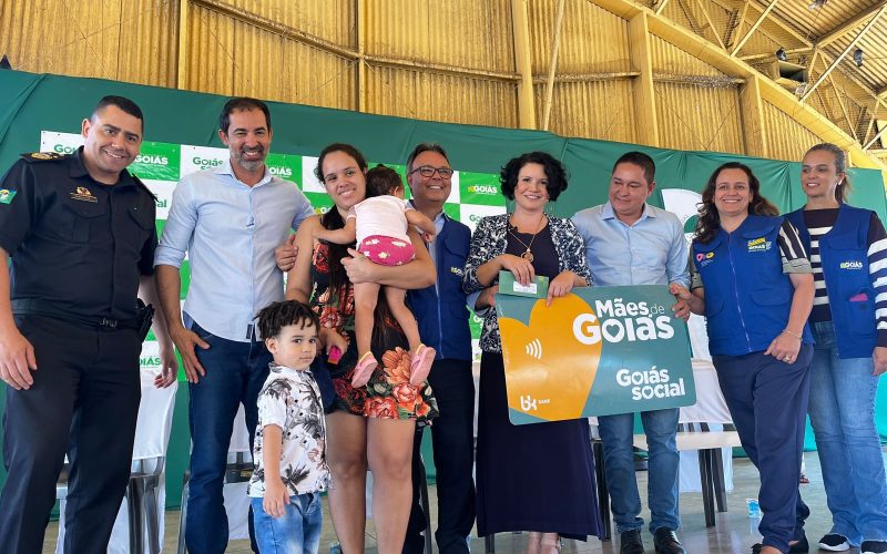 Senador Canedo entrega 660 cartões sociais e leva serviços gratuitos à população