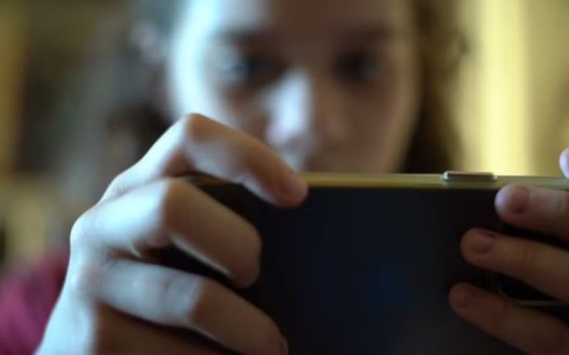 Justiça proíbe crianças de atuarem como influenciadoras em redes sociais sem autorização judicial