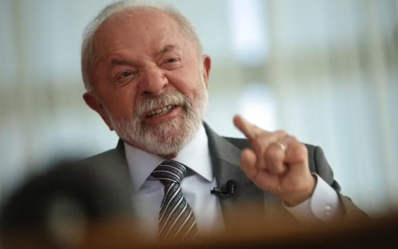 Lula critica tarifa de Trump e diz que não vai se humilhar: “Quando ele quiser diálogo, eu ligo”