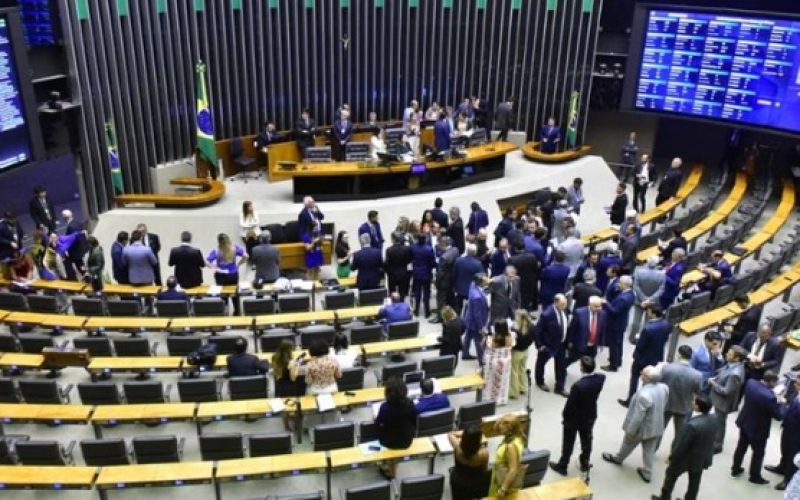 Projeto que amplia número de deputados racha partidos na Câmara e avança para o Senado