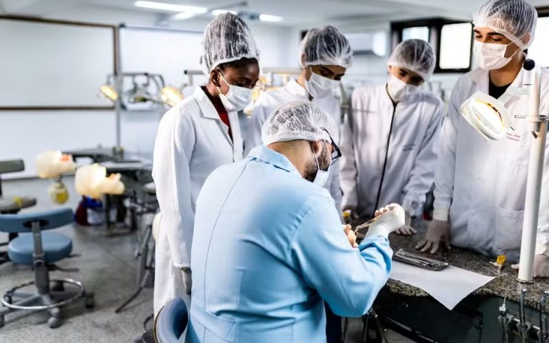 Brasil se destaca no ranking QS 2025 com cursos de Odontologia e Engenharia de Petróleo entre os melhores do mundo