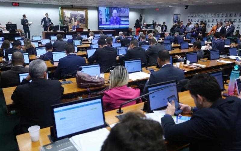 Câmara avança em projeto que endurece pena para aliciamento de menores na internet após denúncias de “adultização”