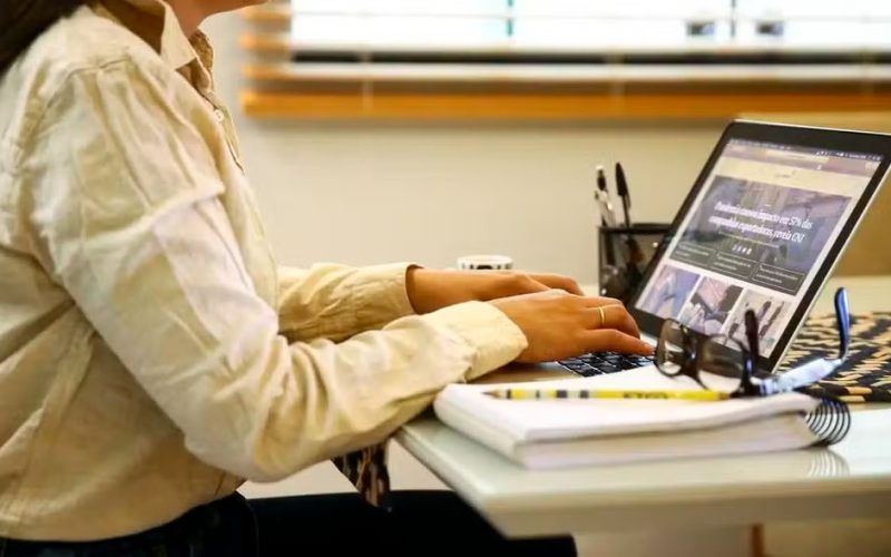 Desigualdade salarial cresce e mulheres ganham 20,9% a menos que homens no setor privado, aponta relatório