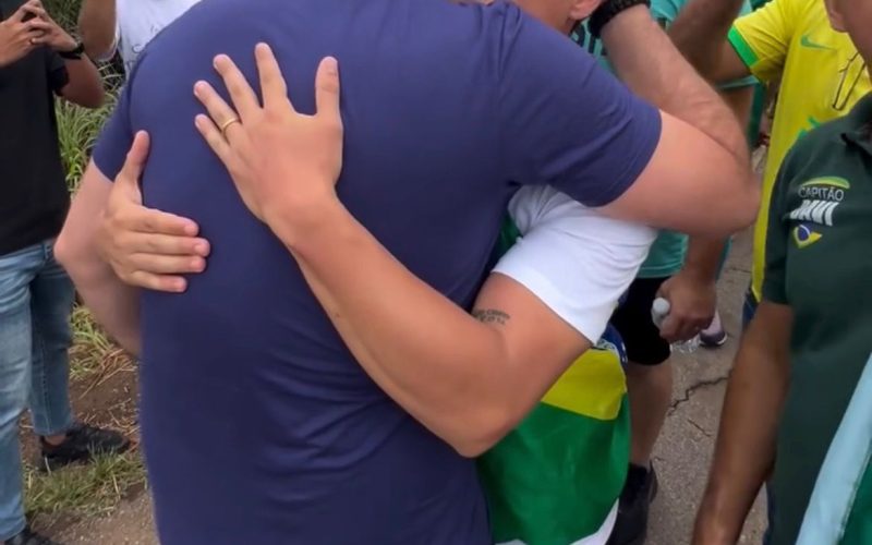 Caminhada liderada por Nikolas Ferreira recebe apoio de Carlos Bolsonaro
