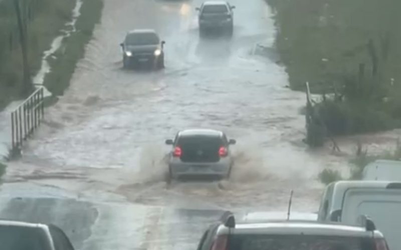 Ponte que liga Jardim das Oliveiras ao Residencial Flor do Ipê fica alagada após chuva; moradores pedem urgência nas intervenções