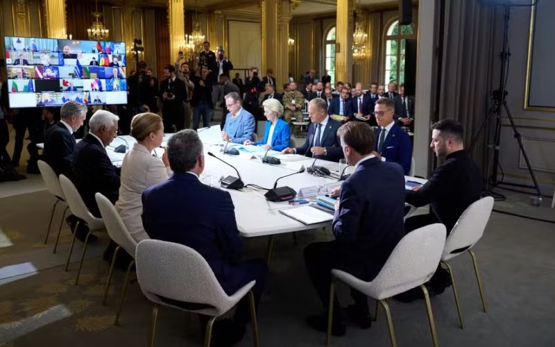 Coalizão promete apoio militar à Ucrânia; Putin exige encontro em Moscou