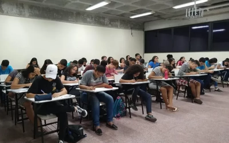 Governo anuncia auxílio de R$ 200 para estudantes de cursinhos populares se prepararem para o Enem