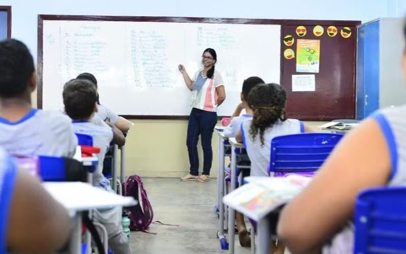 Mais temporários que efetivos: redes estaduais mantêm precarização de docentes pelo 3º ano seguido