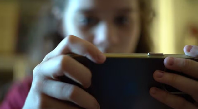 Justiça proíbe crianças de atuarem como influenciadoras em redes sociais sem autorização judicial