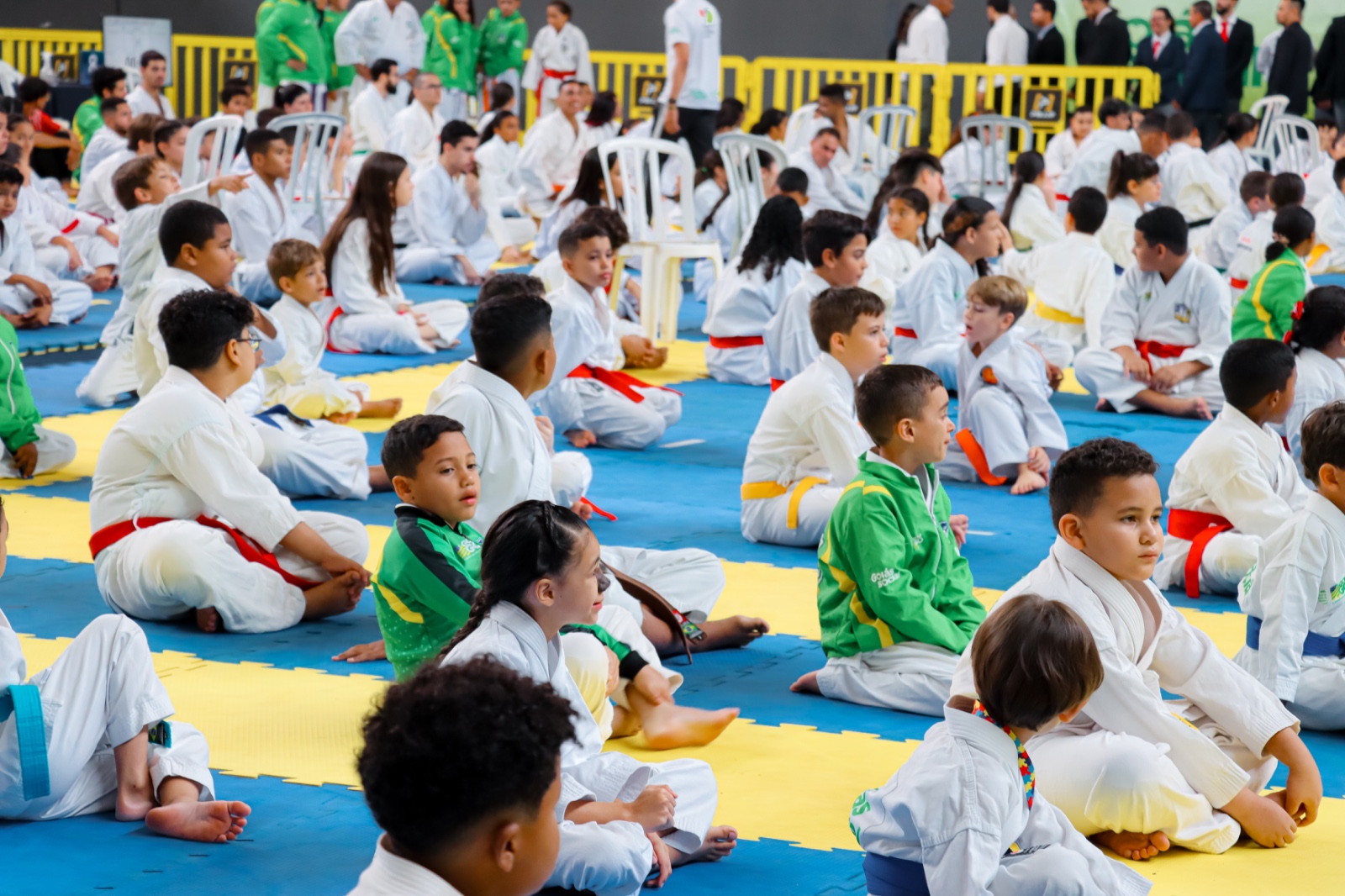 Projeto Construindo Campeões fortalece o esporte em Senador Canedo com entrega de 800 kits esportivos