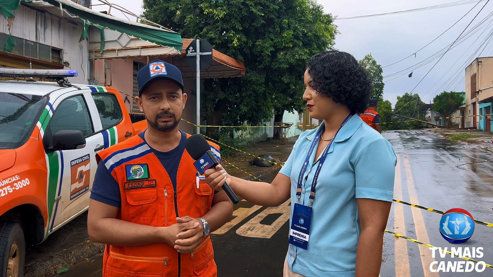 Forte chuva em Senador Canedo provoca queda de árvore e poste de energia.