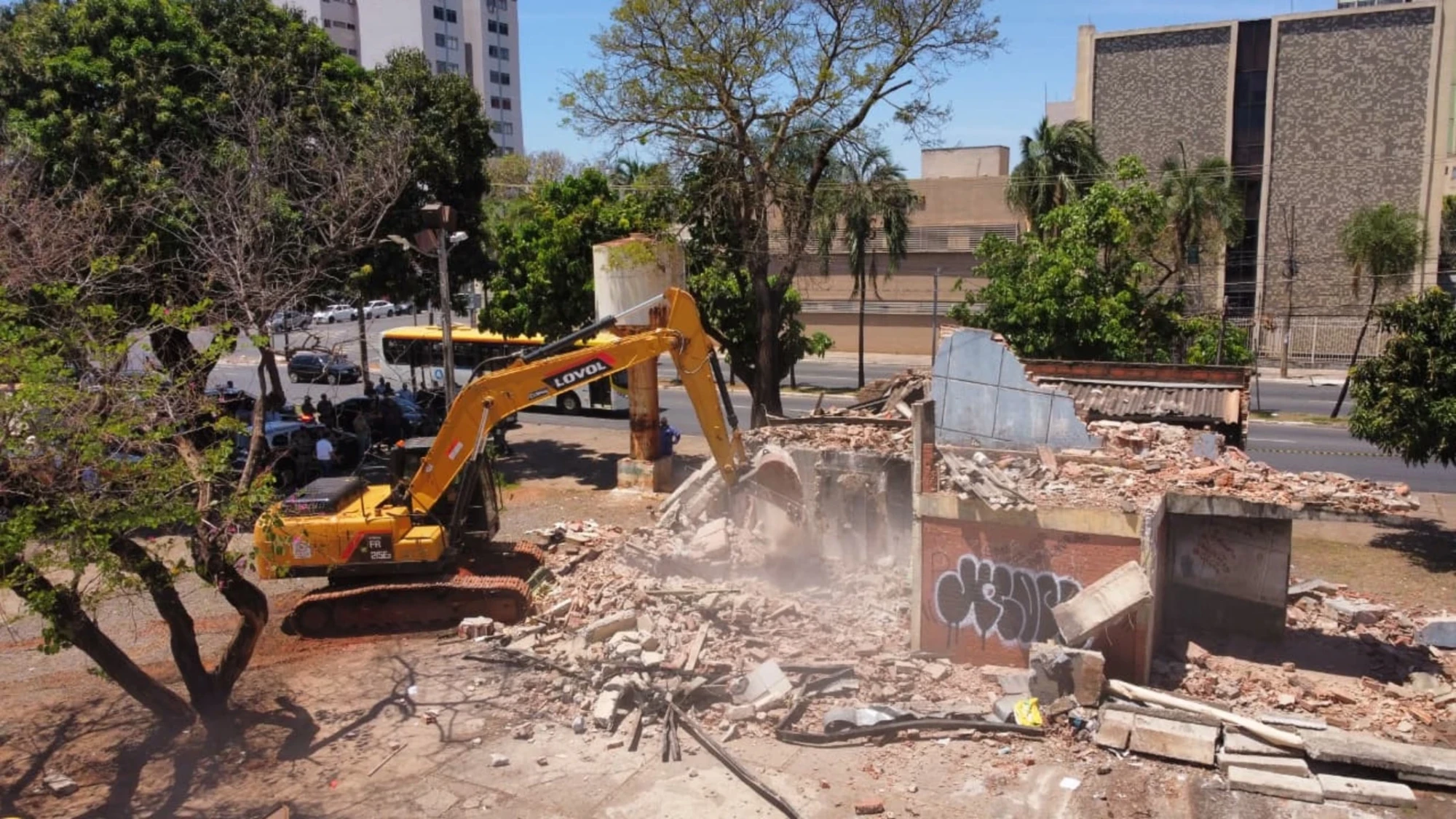 Prefeitura de Goiânia começa a demolir estruturas abandonadas para combater criminalidade