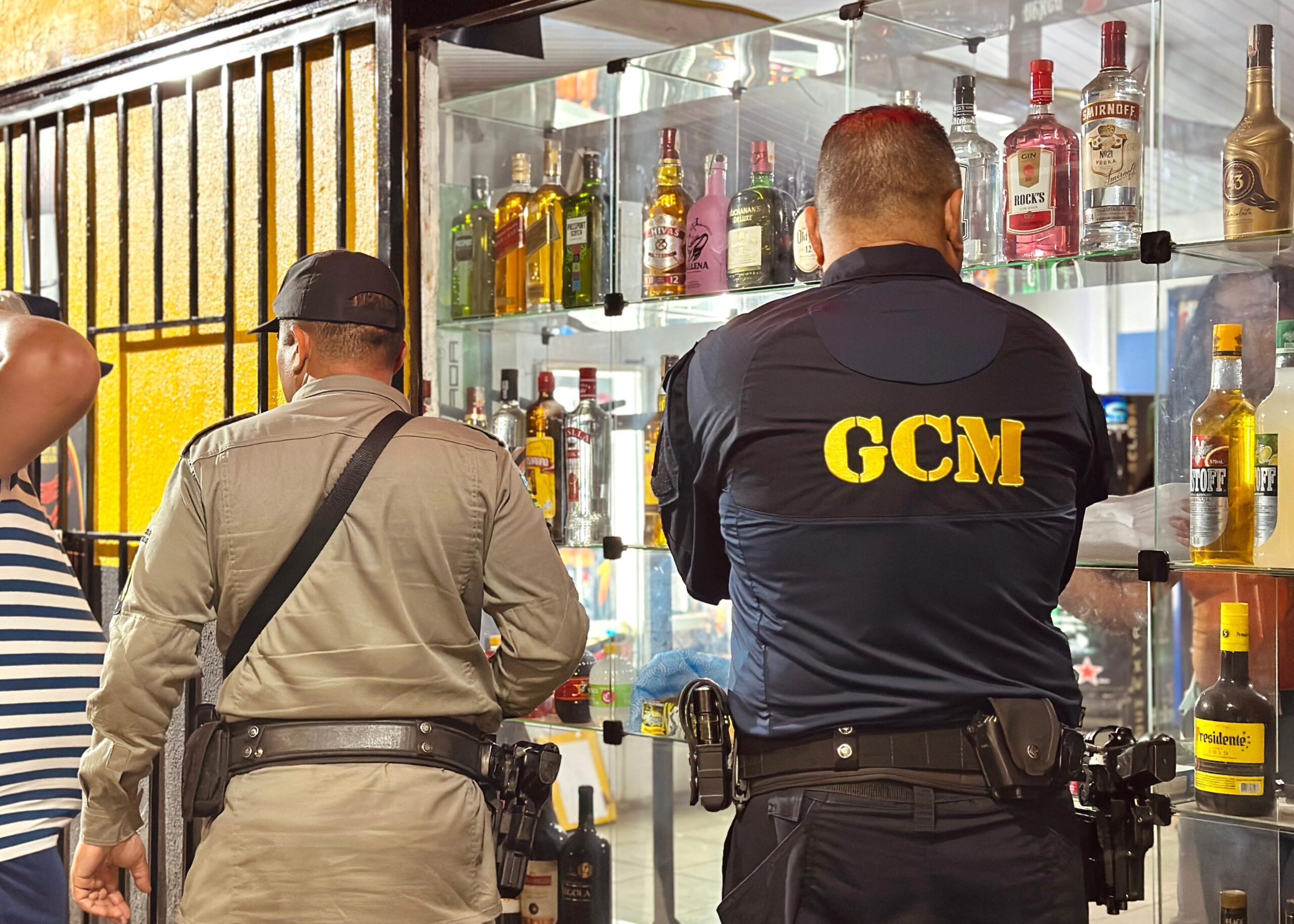 Operação Meia Noite orienta distribuidoras de bebidas sobre nova lei em Senador Canedo